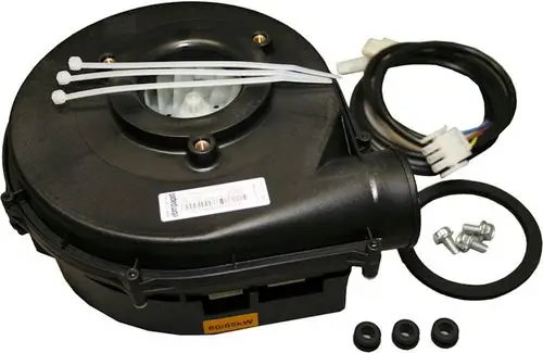 BOSCH Gebläse mit verbautem Motor, Verbindungskabel, Zubehöre wie Kabelbinder, Dichtungen und Schrauben auf schwarzem Untergrund.